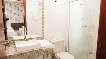 Shower, perlengkapan mandi gratis, dan handuk