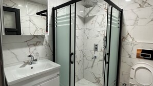 Double or Twin Room | Bilik Mandi | Pancuran mandi, selipar, tuala disediakan 