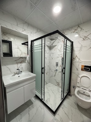 Chambre Double ou avec lits jumeaux | Salle de bain | Douche, chaussons, serviettes fournies