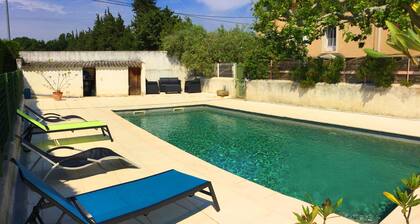 Osa Provencen maalaistalosta, jossa on uima-allas, josta on näkymä Ventouxille.