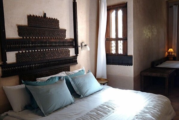 Suite senior | Escritorio, cortinas blackout y tabla de planchar con plancha 