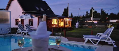 Kolam renang terbuka bermusim, payung kolam, kerusi lepak pantai