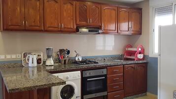 Apartemen | Dapur pribadi | Lemari es besar, oven, kompor, dan mesin pembuat kopi/teh