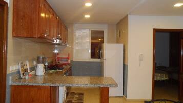 Apartemen | Dapur pribadi | Lemari es besar, oven, kompor, dan mesin pembuat kopi/teh