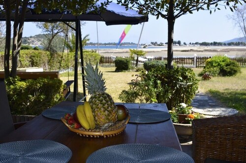 villa privée semi détachée en front de mer sur son propre terrain et ses jardins