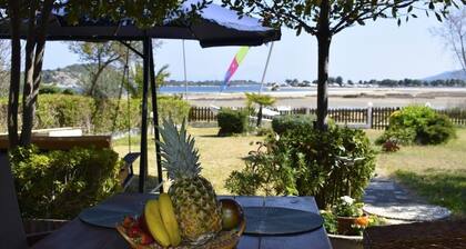 villa privée semi détachée en front de mer sur son propre terrain et ses jardins