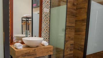 Minibar, caja de seguridad en la habitación y decoración personalizada