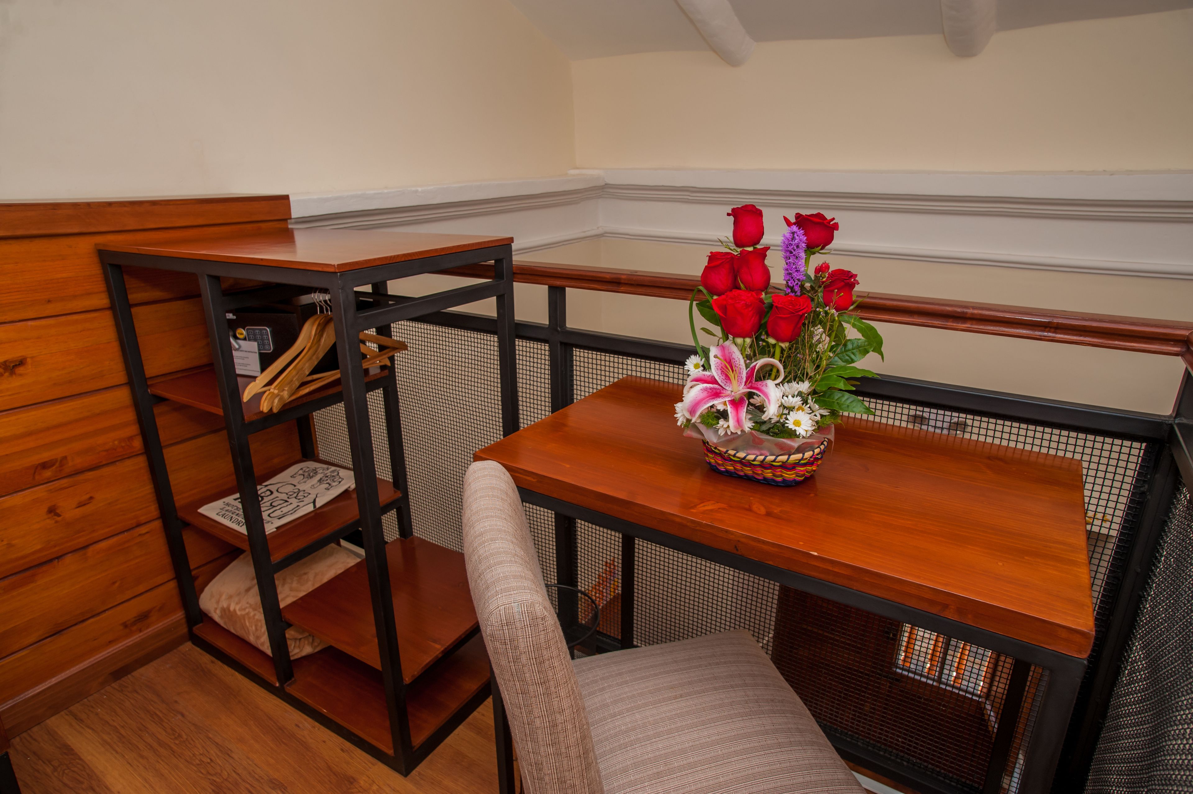 deluxe suite, 1 king bed, city view | in-room dining