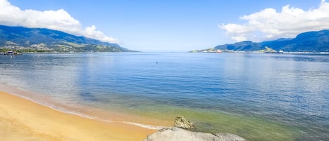 Perto da praia, areia branca, toalhas de praia, bar na praia 