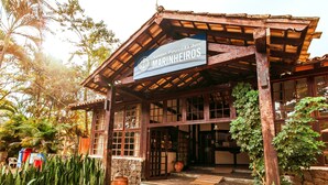 Un edificio de madera tradicional con un letrero que dice "Velin Pousada dos Marinhos."