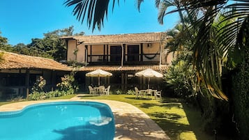 Außenpool, geöffnet von 09:00 Uhr bis 23:00 Uhr, Sonnenschirme