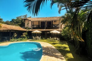 Piscina externa, funciona das 9h às 23h, guarda-sóis, espreguiçadeiras