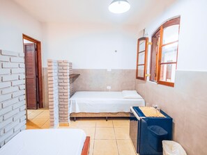 Habitación familiar | Minibar, espacio para trabajar con laptop y cunas gratuitas 