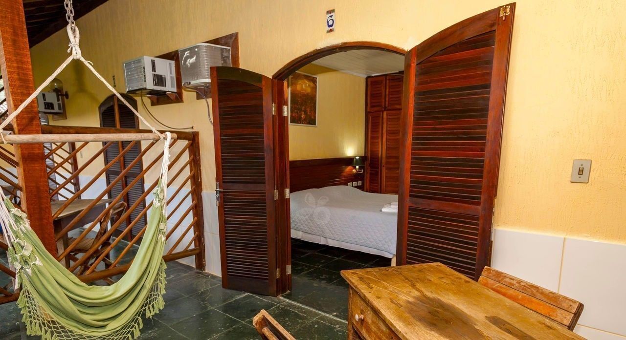 Minibar, espacio para trabajar con laptop y cunas gratuitas 