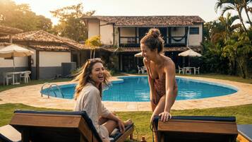 Außenpool, geöffnet von 09:00 Uhr bis 23:00 Uhr, Sonnenschirme