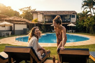 Piscina externa, funciona das 9h às 23h, guarda-sóis, espreguiçadeiras
