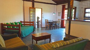 Apartamento família, 2 quartos, vista para a piscina | Área de estar