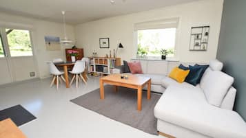 Una televisión de pantalla plana, una chimenea