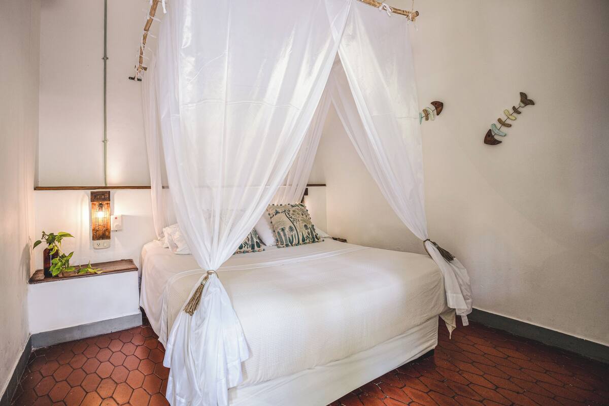 Standard Double Room | Minibar, bed sheets