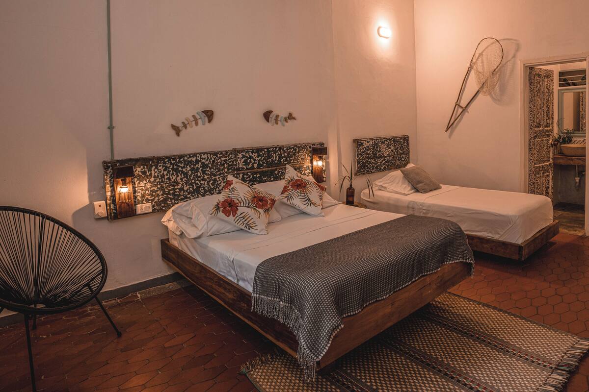 Standard Triple Room | Minibar, bed sheets
