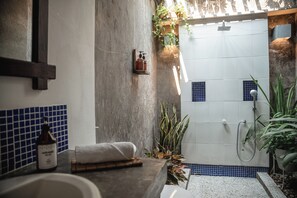 Deluxe Triple Room | Bathroom