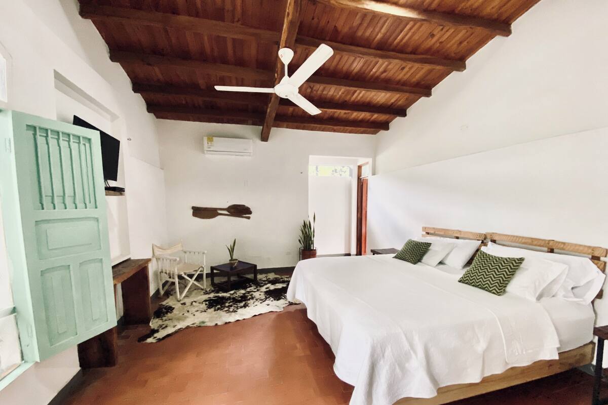 Family Suite | Minibar, bed sheets