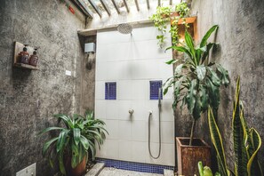 Vierbettzimmer | Badezimmer | Dusche, Handtücher