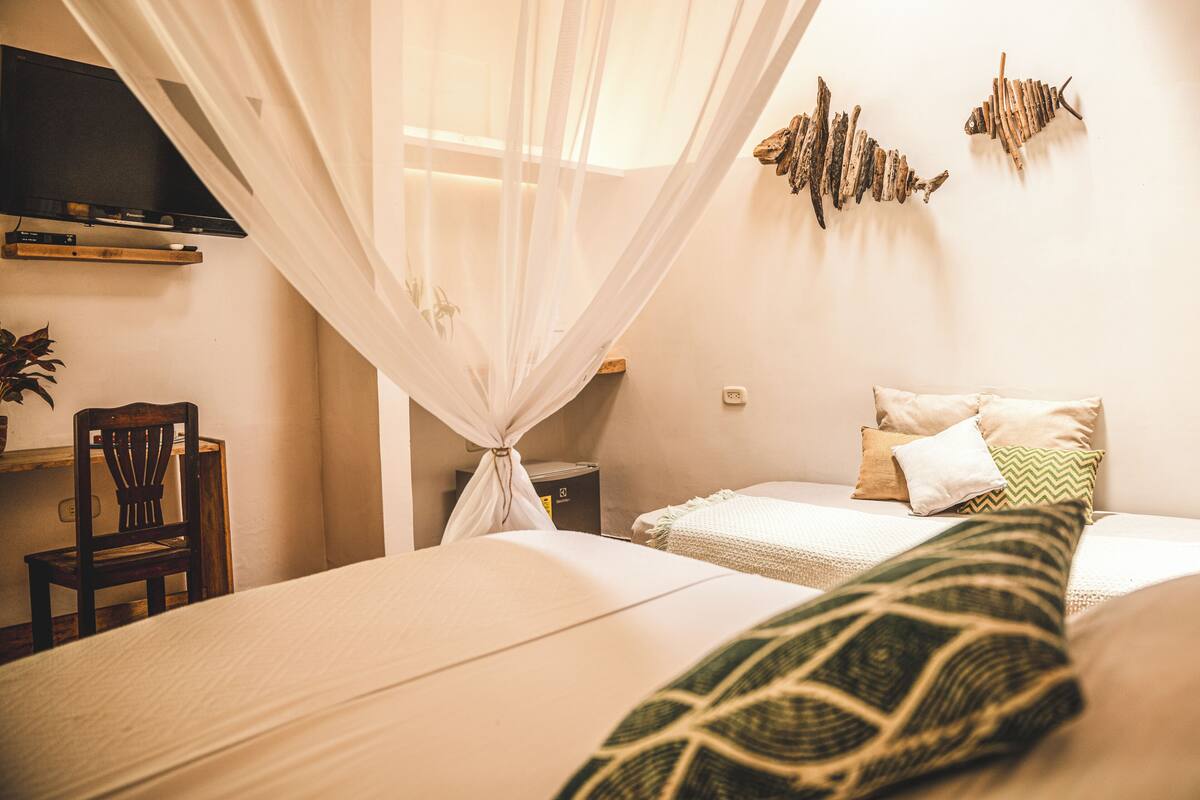 Superior Suite | Minibar, bed sheets