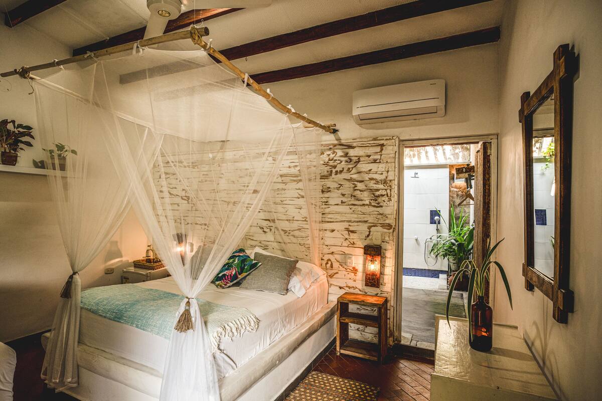 Deluxe Triple Room | Bathroom | Shower, towels