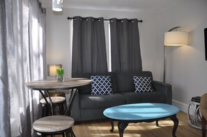 Living area - Moncton Suites on Rockland (Moncton)