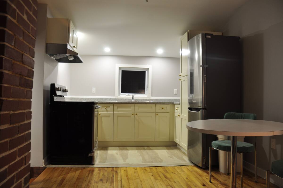 Refrigerador con freezer, microondas, horno, placa de cocina