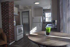 Signature Apartment, Garden View | Private kitchen | Full-sized fridge, microwave, oven, stovetop - Moncton Suites on Rockland (Moncton)