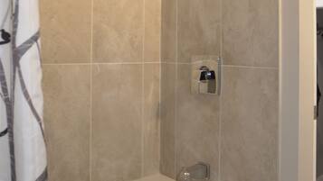 Signature Apartment, Garden View | Bathroom | Combined shower/tub, towels