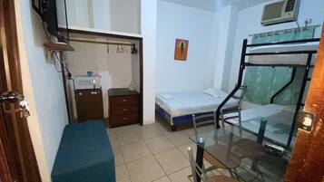 Habitación cuádruple familiar | Caja de seguridad en la habitación y decoración personalizada