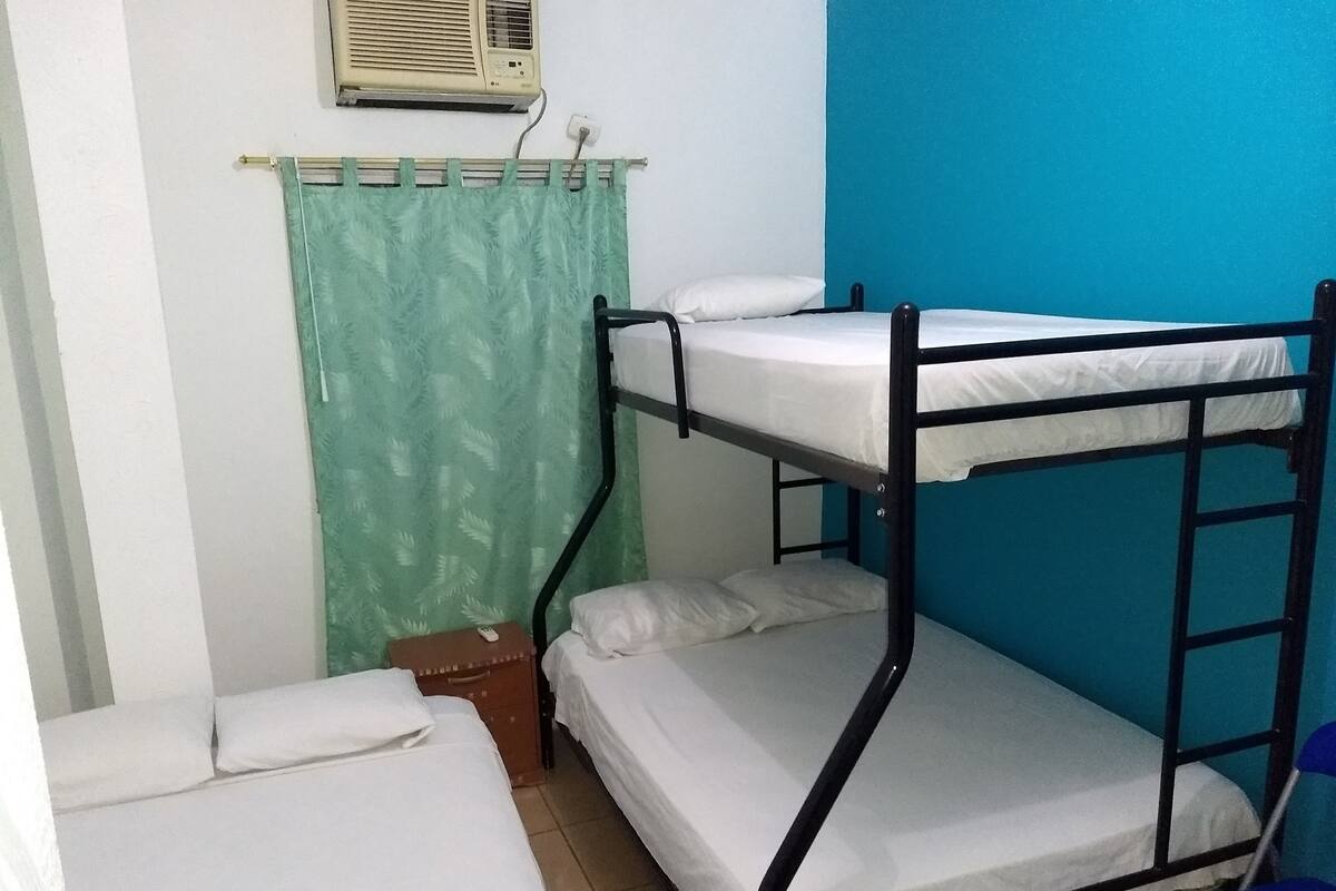 Habitació quàdruple familiar | Caixa forta a l'habitació i escriptori 