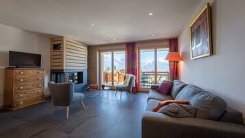 TV, fireplace, DVD player