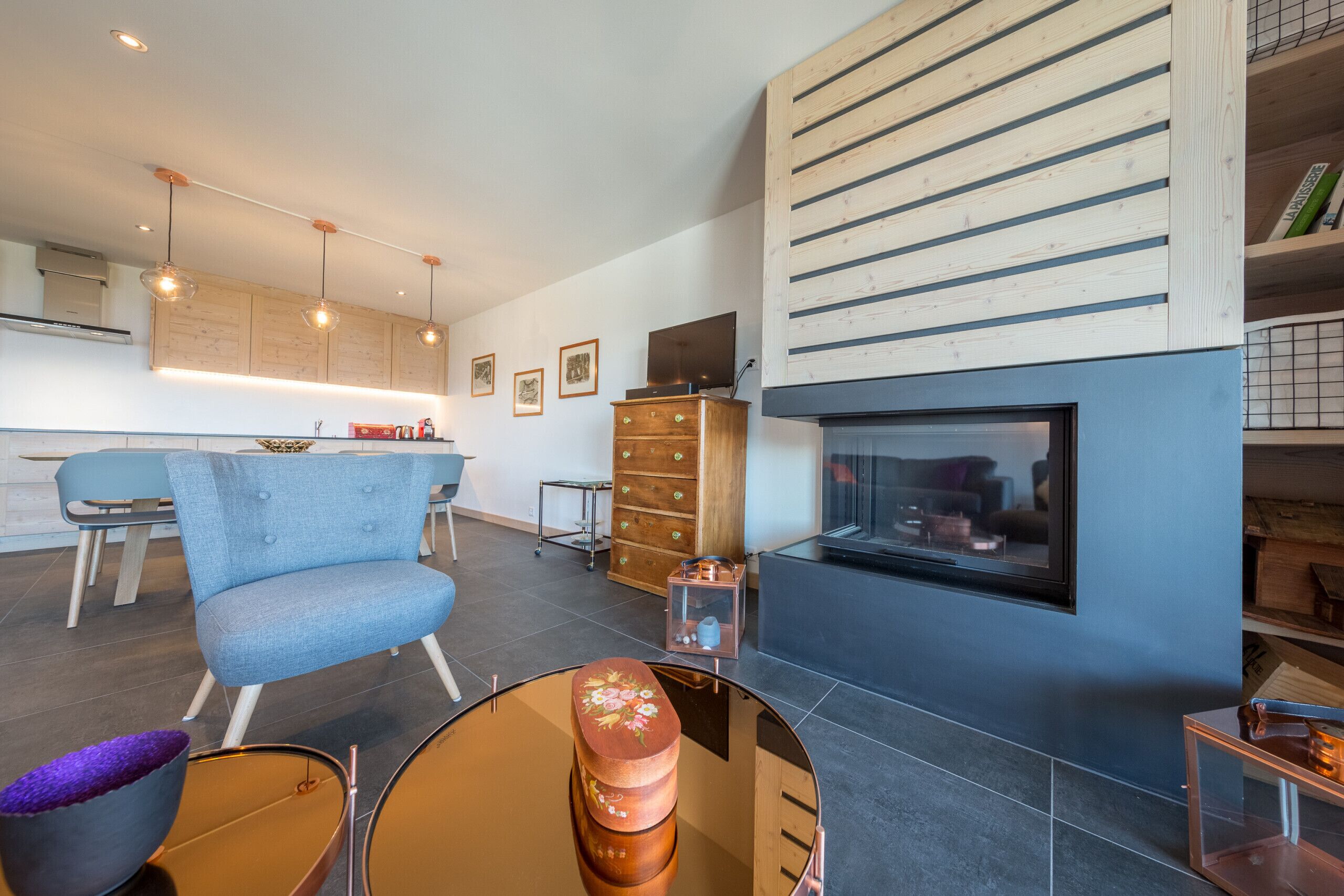 Fernseher, Kamin, DVD-Player