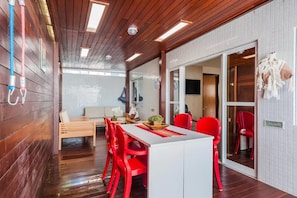 Apartment, 2 Schlafzimmer | Wohnbereich | Flachbildfernseher