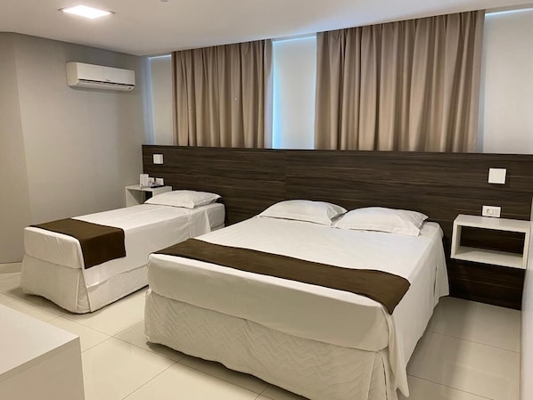 Minibar, escritorio y espacio para trabajar con laptop