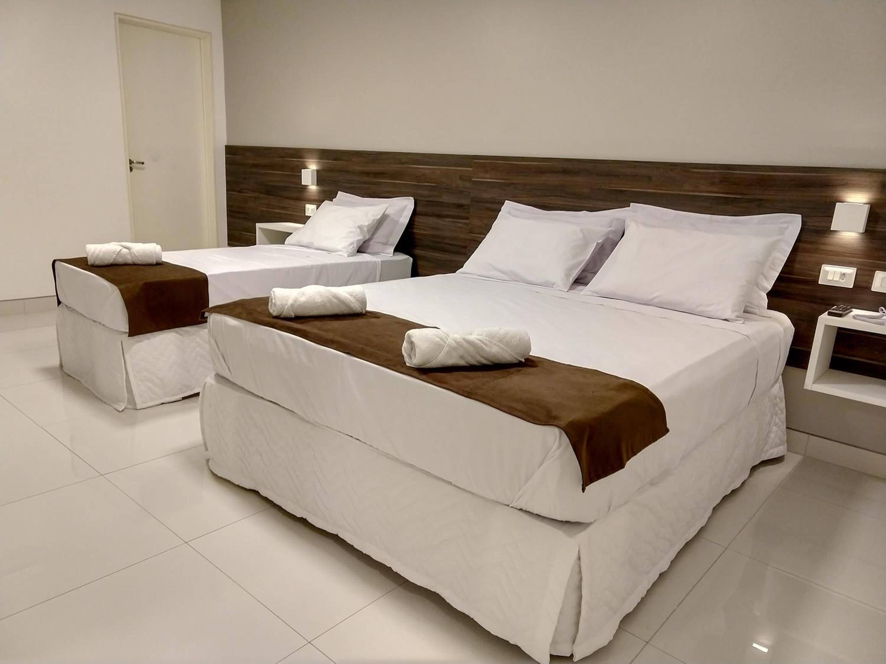 Frigobar, escrivaninha, espaço de trabalho para notebook