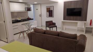 Frigobar, escrivaninha, espaço de trabalho para notebook