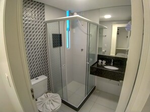 Douche, articles de toilette gratuits, sèche-cheveux
