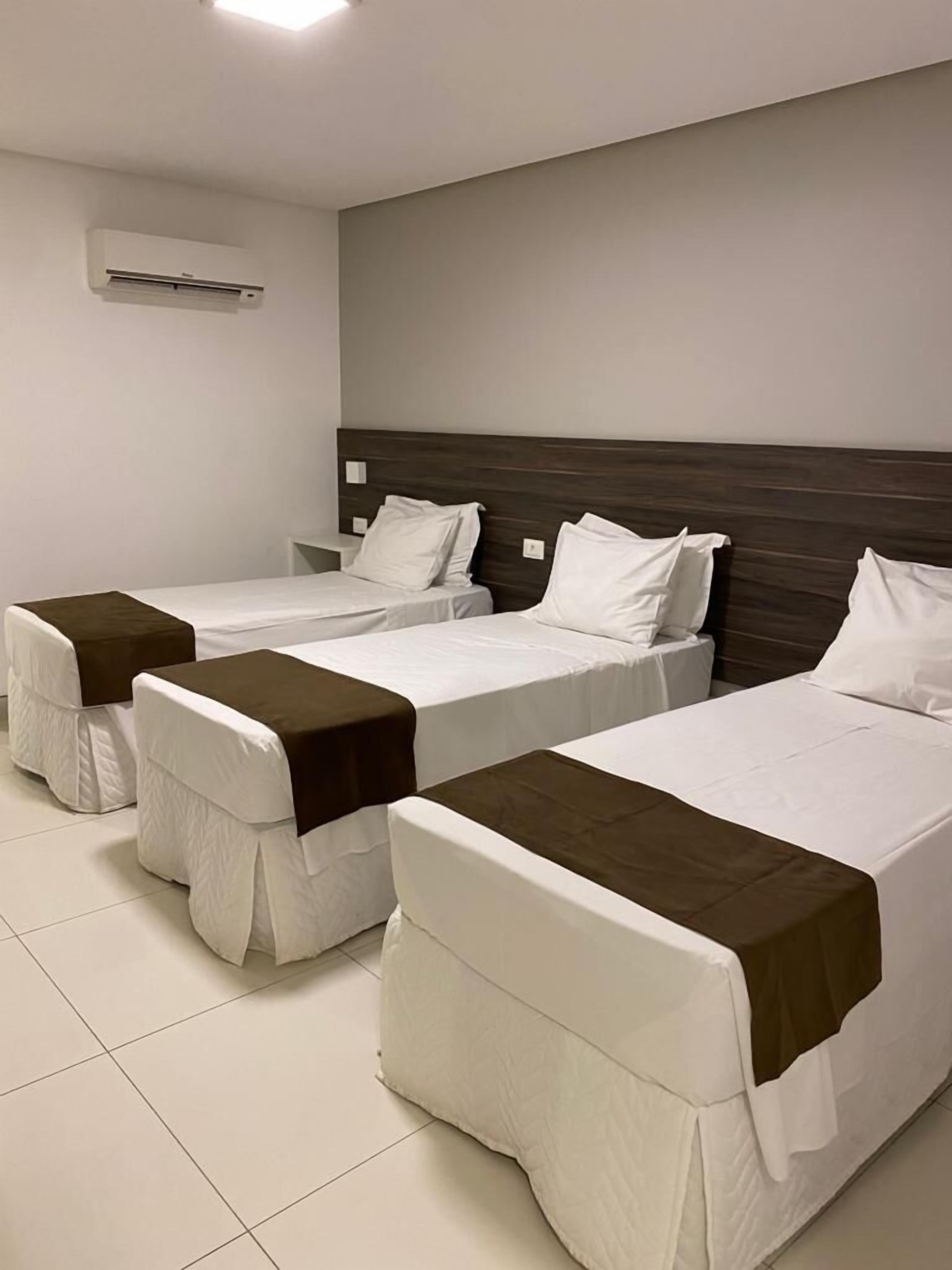 Quarto triplo executivo | Frigobar, escrivaninha, espaço de trabalho para notebook