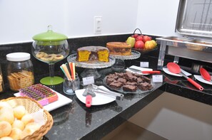 Tägliches inbegriffenes kontinentales Frühstück