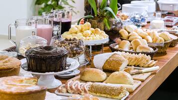 Esmorzar diari d'estil bufet gratuït