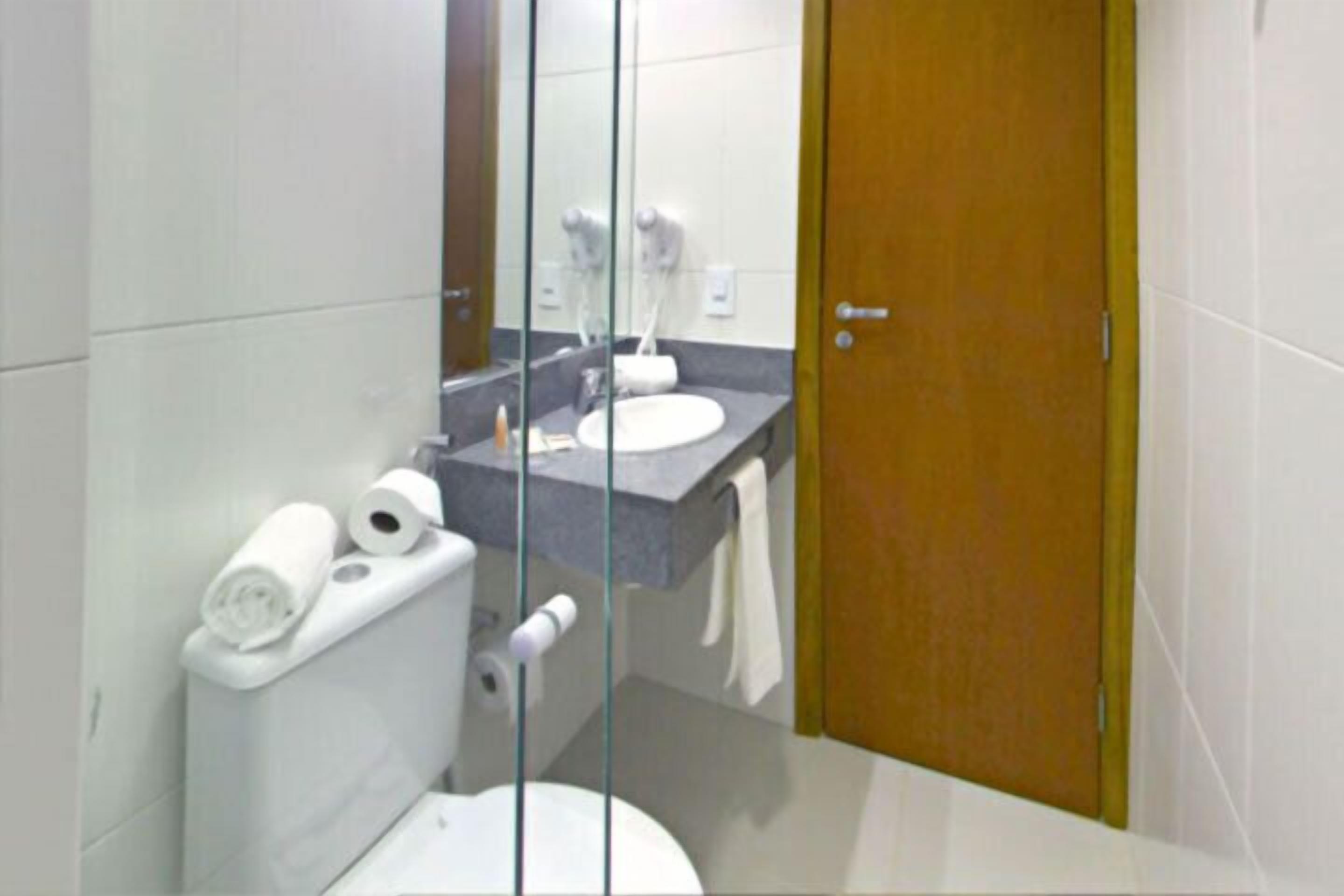 shower, rainfall showerhead, free toiletries, hair dryer