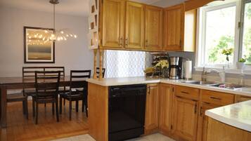 Superior Apartment, Multiple Beds | Private kitchen | Coffee/tea maker, electric kettle