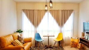 Apartamento, varias camas, vistas a la ciudad | Zona de estar