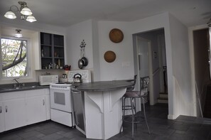 Refrigerador con freezer, microondas, horno, placa de cocina