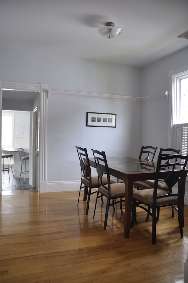 Appartement Signature | Repas dans la chambre